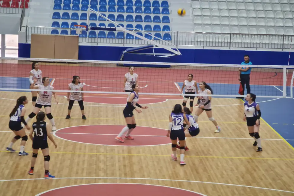 Üniversitemiz Spor Kompleksinde TVF Kadınlar 2. Lig Müsabakası Düzenlendi